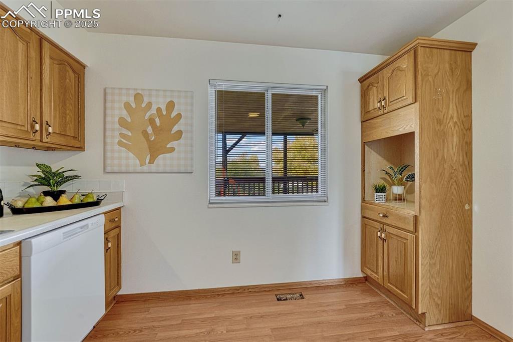 Image 11 of 27: Kitchen