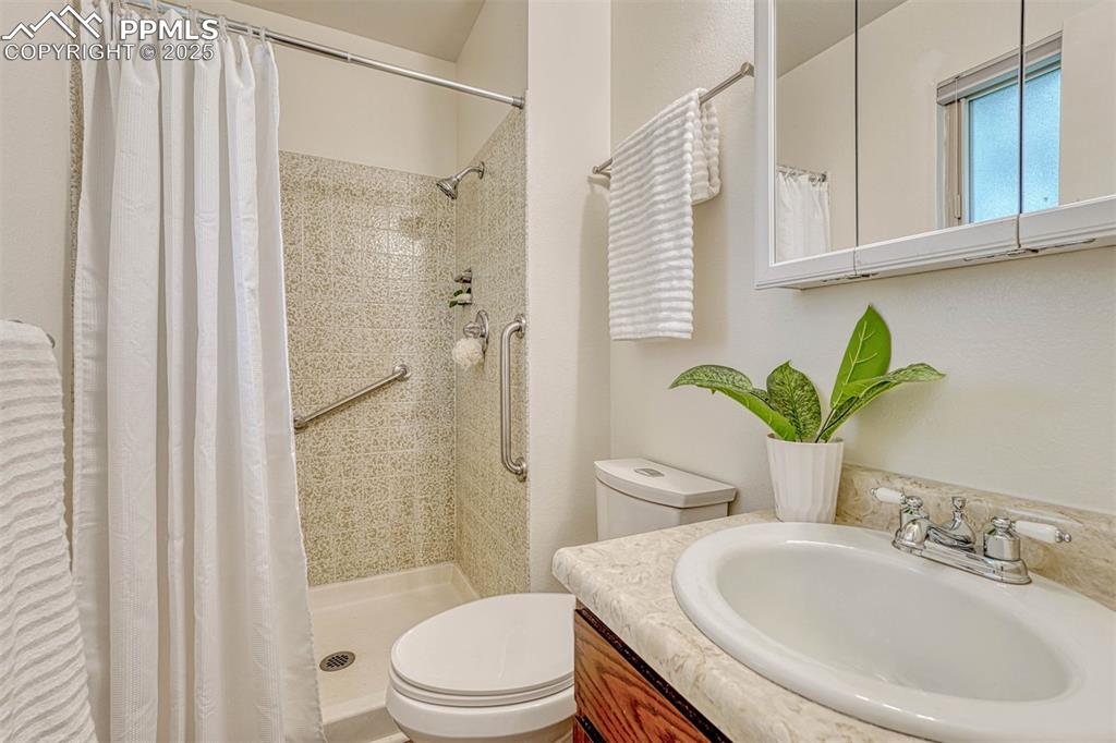 Image 13 of 27: Bathroom