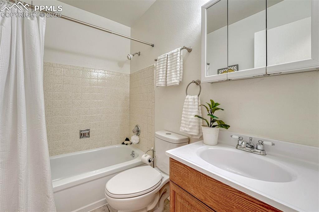 Image 16 of 27: Bathroom