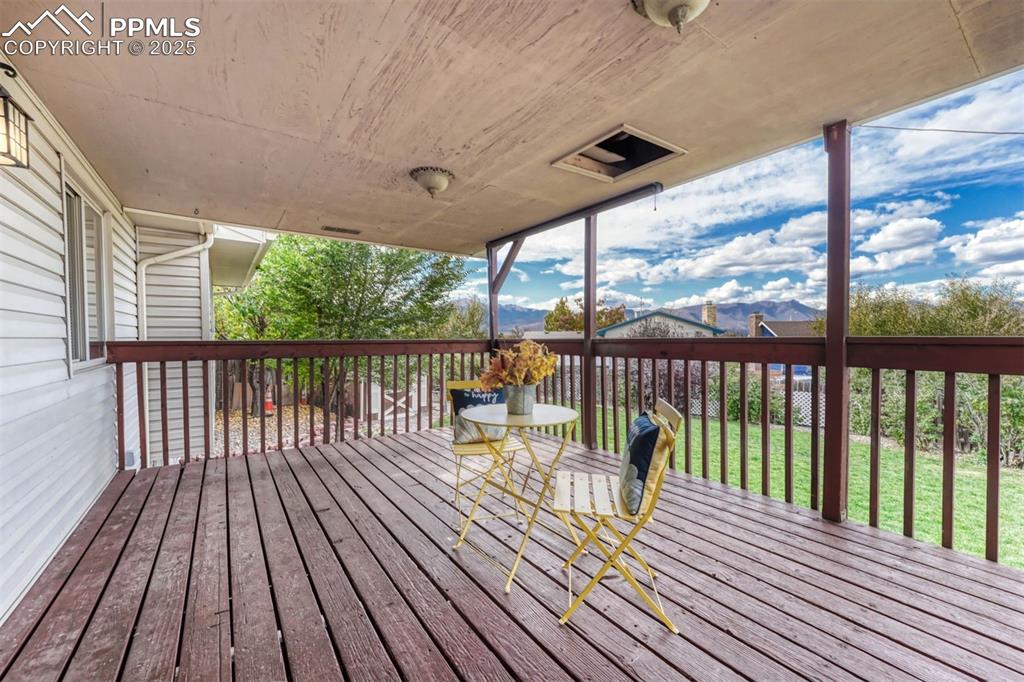 Image 21 of 27: Deck