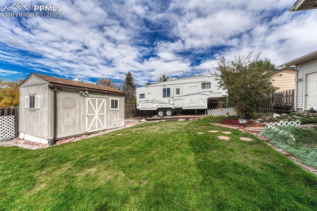 Image 22 of 27: Yard