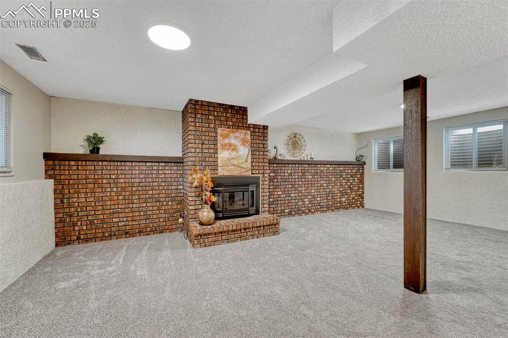 Image 5 of 27: Living Room