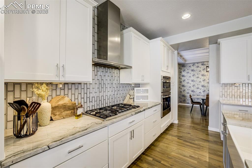 Image 12 of 50: Kitchen