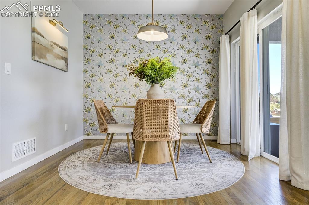 Image 15 of 50: Dining Area