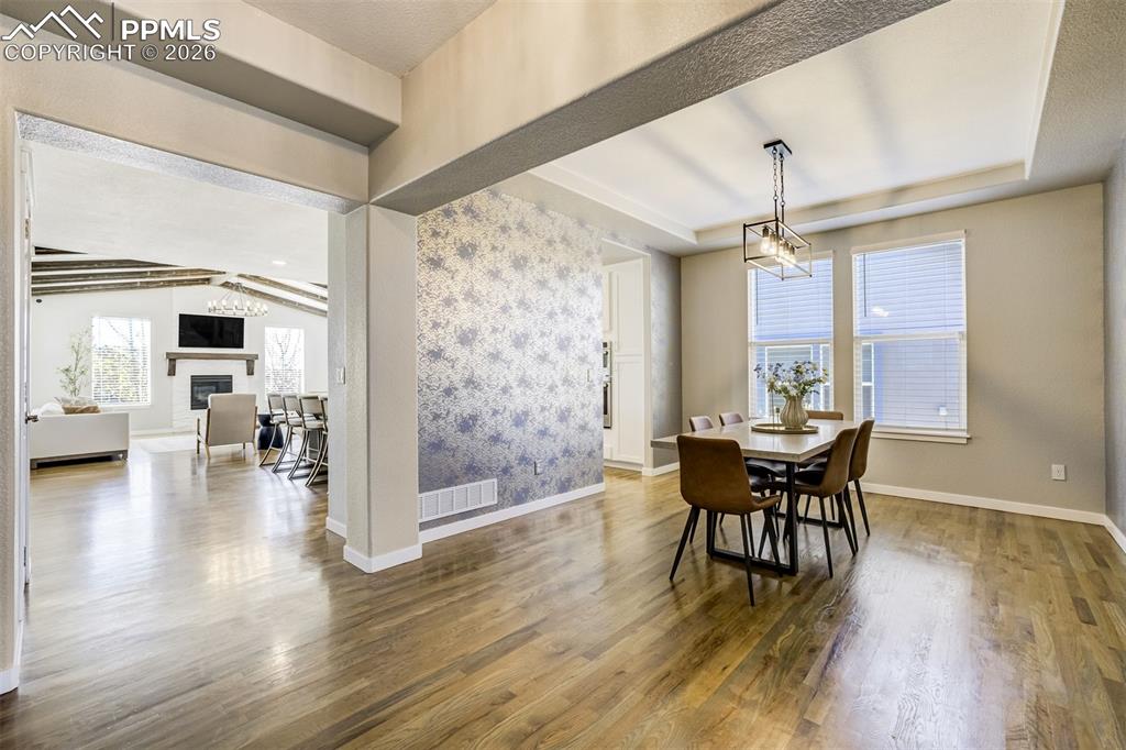 Image 19 of 50: Dining Area