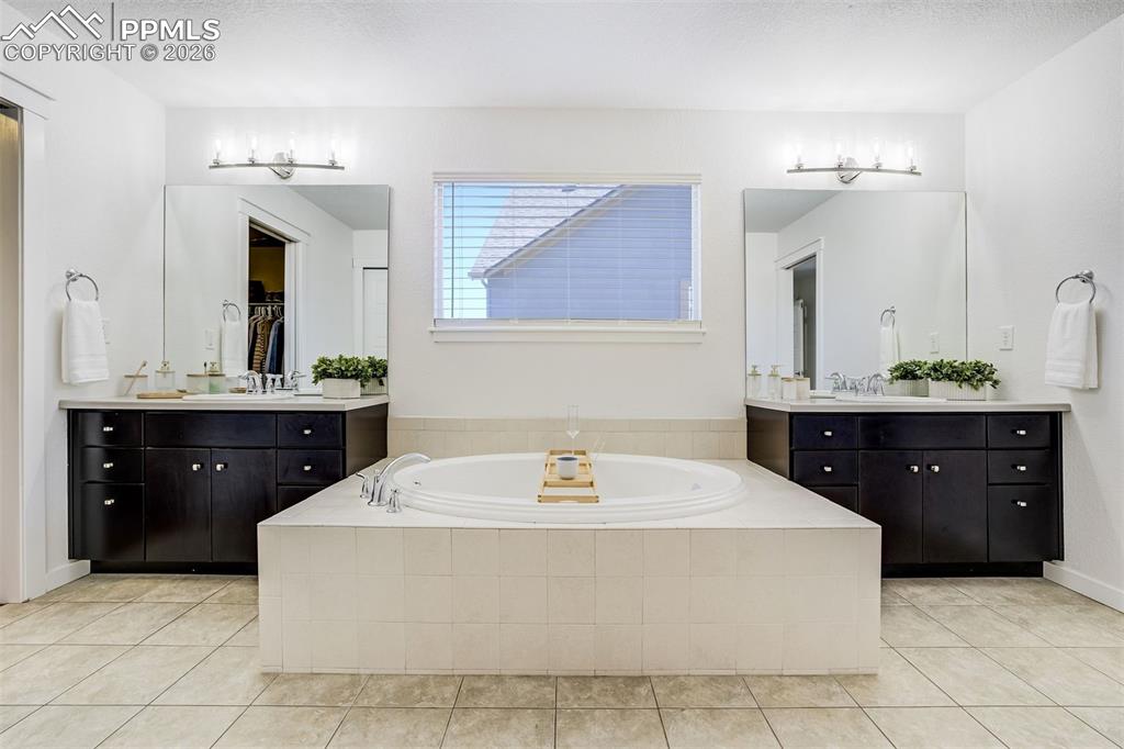 Image 26 of 50: Bathroom