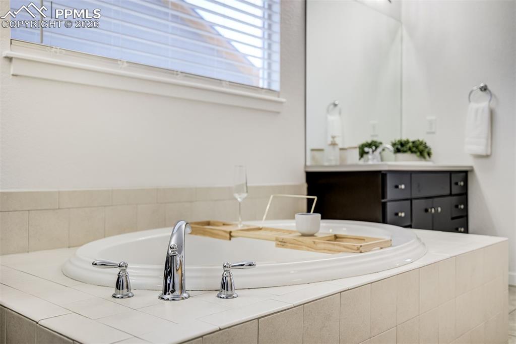 Image 27 of 50: Bathroom