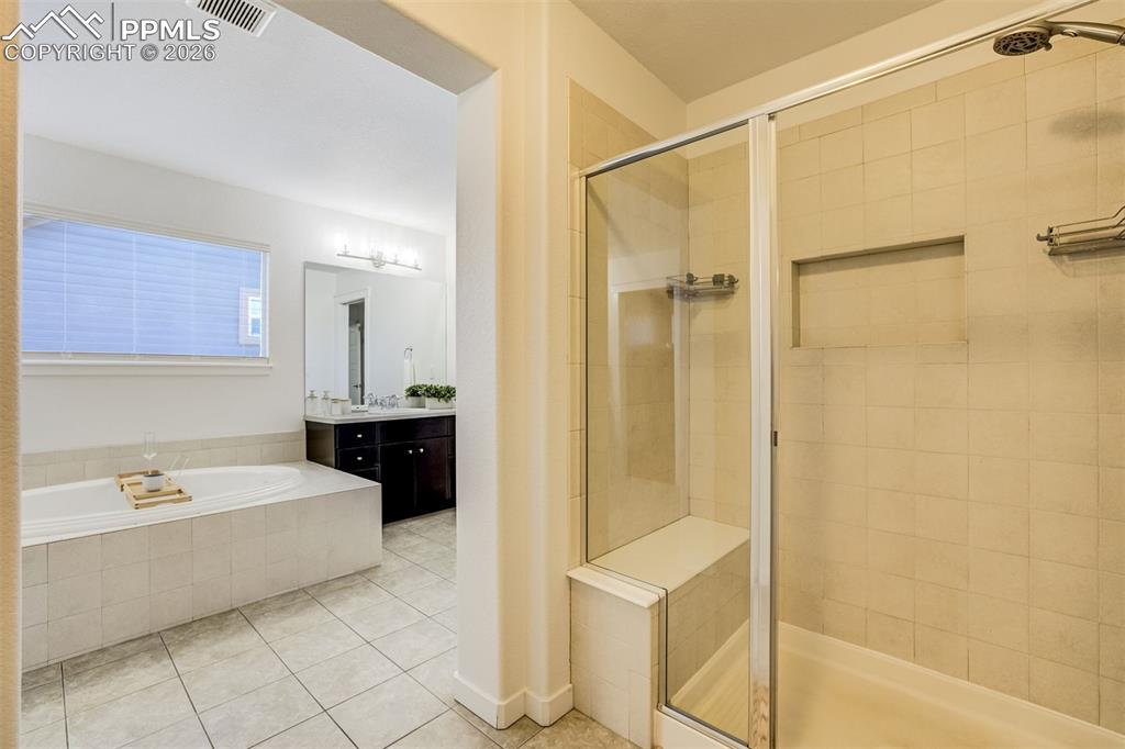 Image 28 of 50: Bathroom