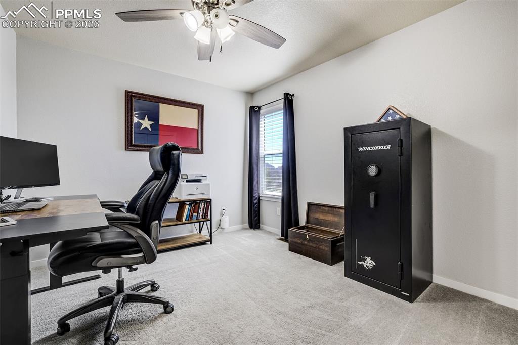 Image 34 of 50: Office