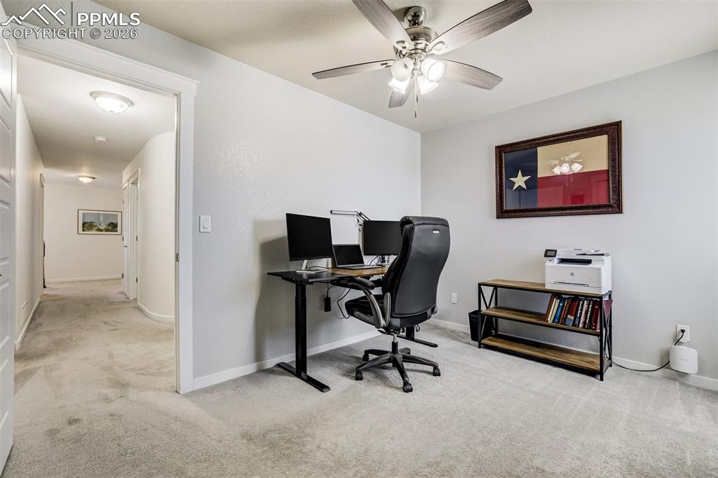 Image 35 of 50: Office