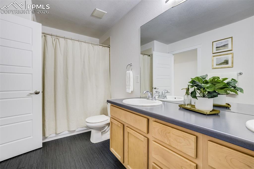 Image 36 of 50: Bathroom