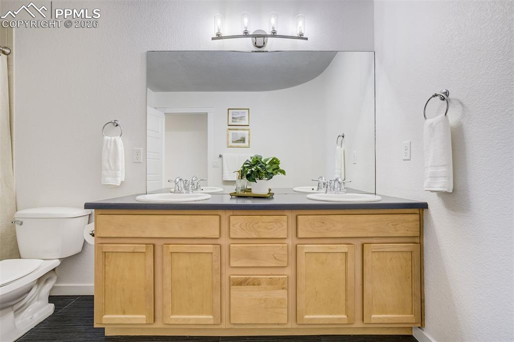 Image 37 of 50: Bathroom