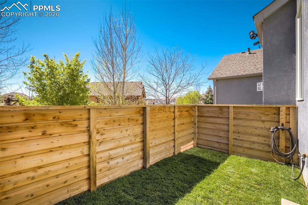 Image 47 of 50: Yard