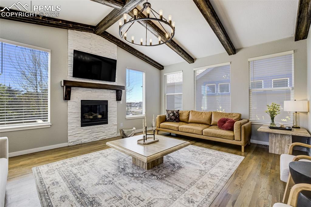 Image 7 of 50: Living Room