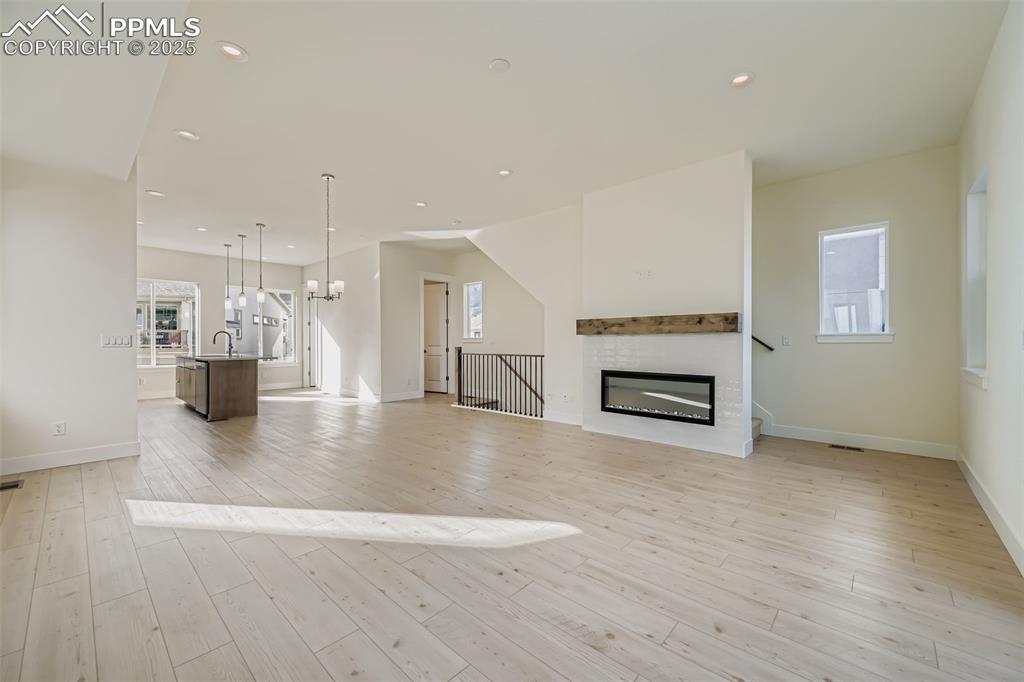 Image 4 of 12: Living Room