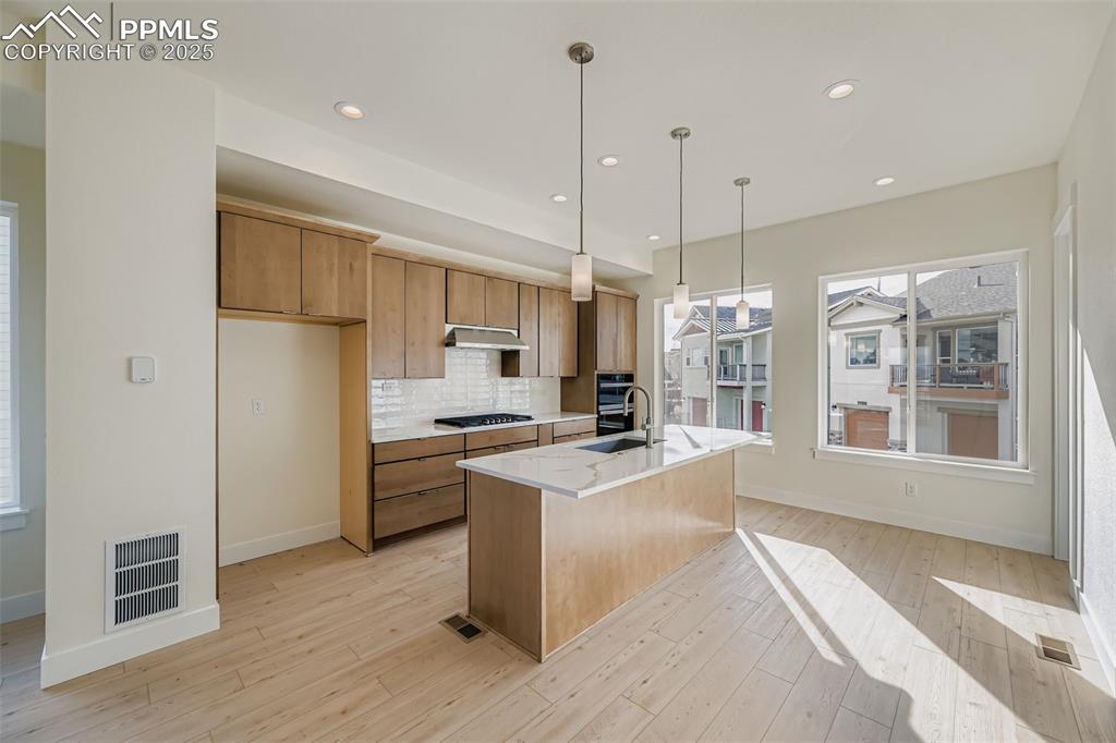 Image 5 of 12: Kitchen