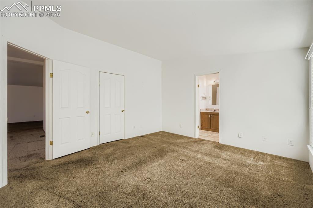 Image 18 of 29: Bedroom