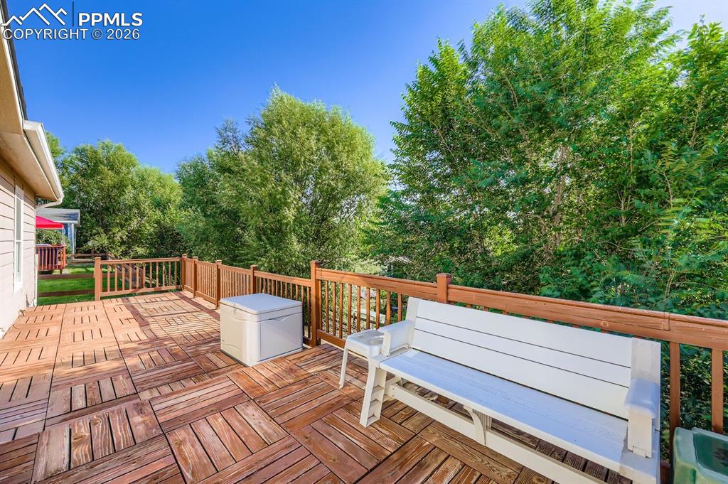 Image 28 of 29: Deck