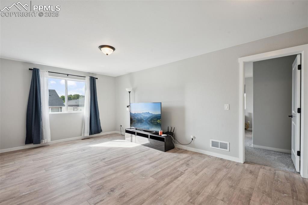 Image 14 of 30: Living Room