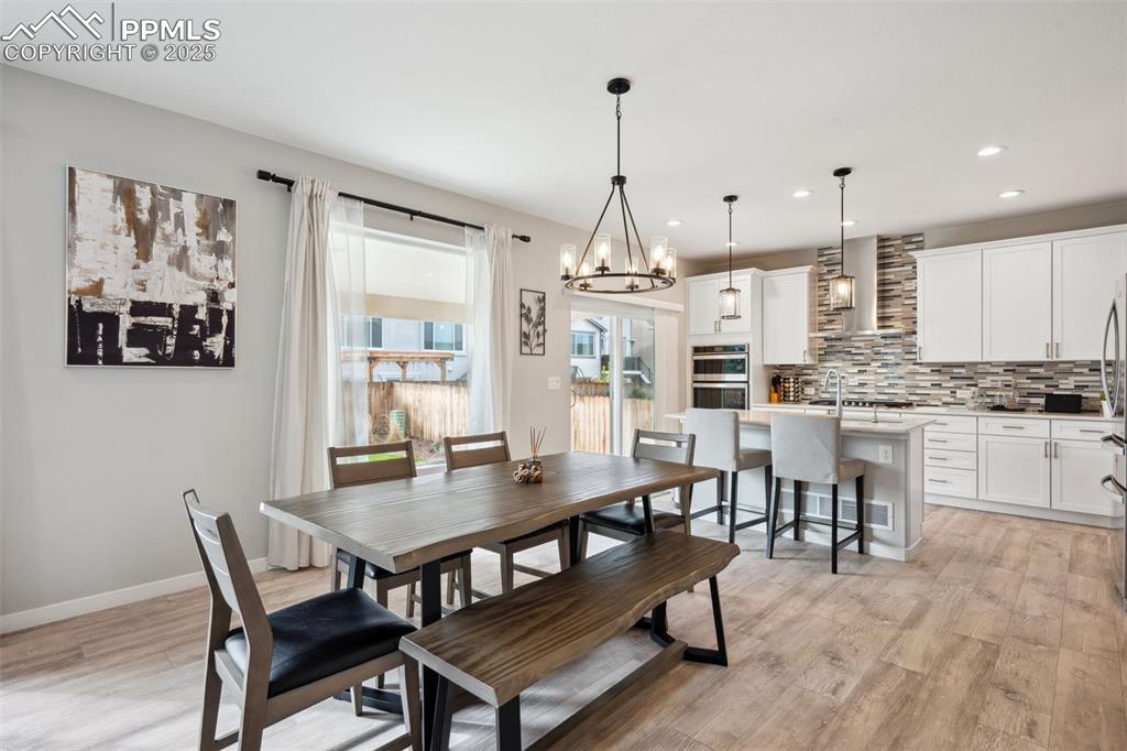Image 8 of 30: Dining Area