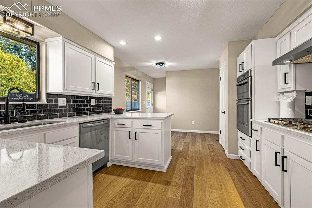 Image 14 of 49: Kitchen