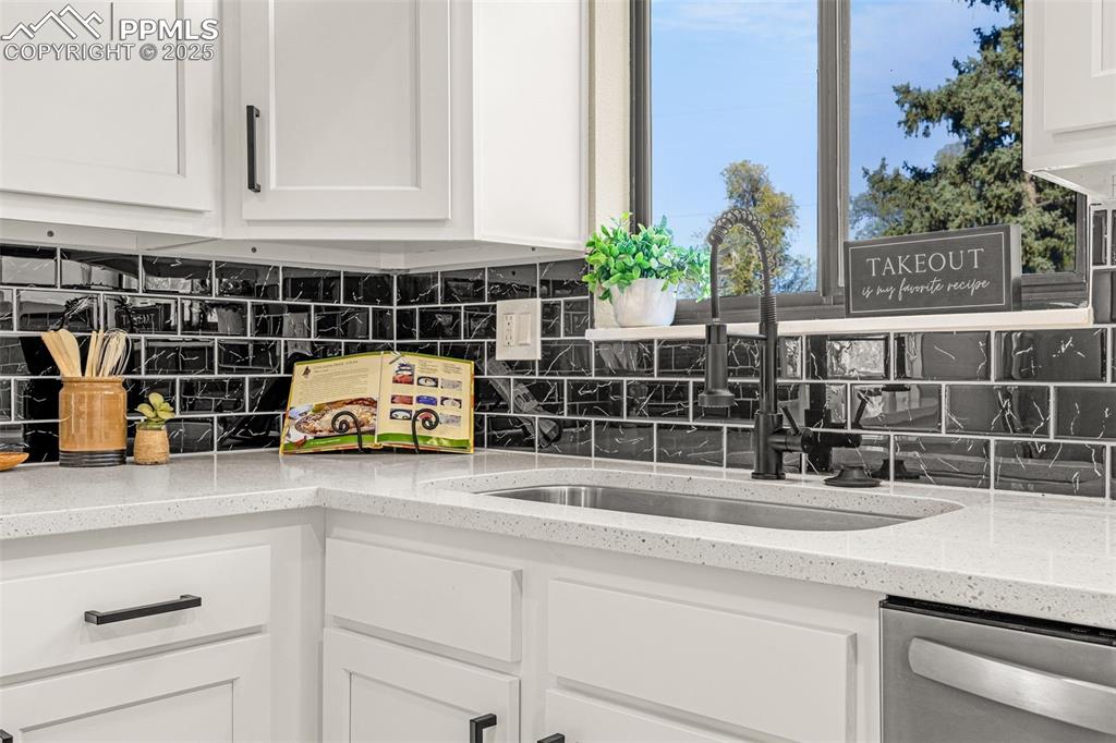 Image 15 of 49: Kitchen