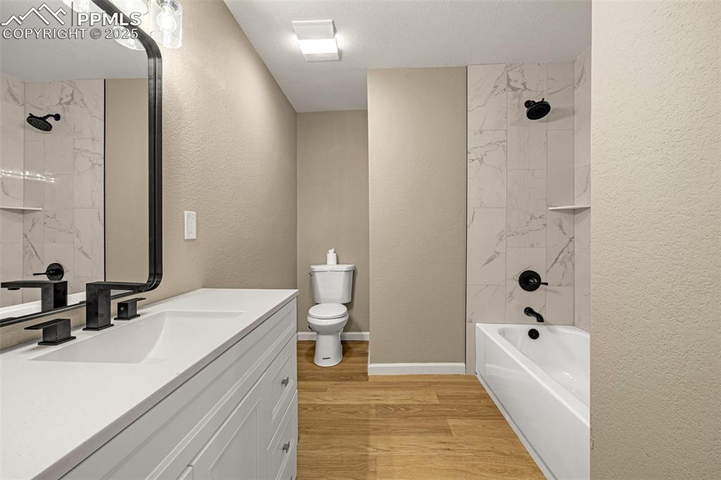 Image 16 of 49: Bathroom