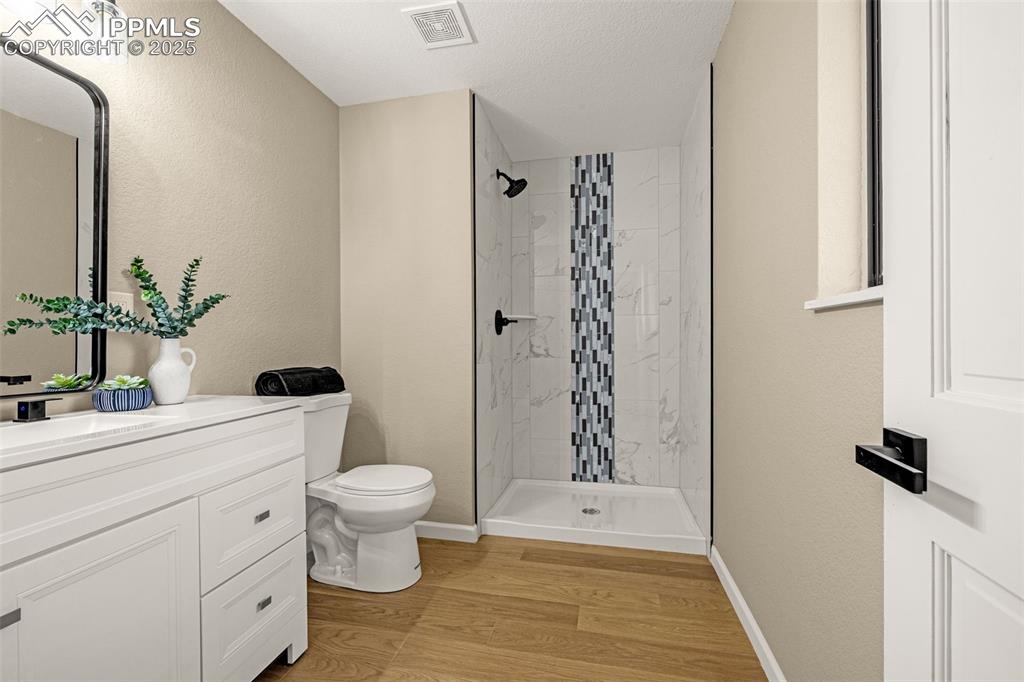 Image 21 of 49: Bathroom