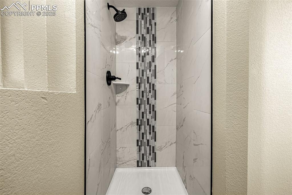 Image 27 of 49: Bathroom