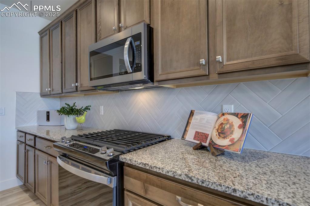 Image 19 of 50: Kitchen
