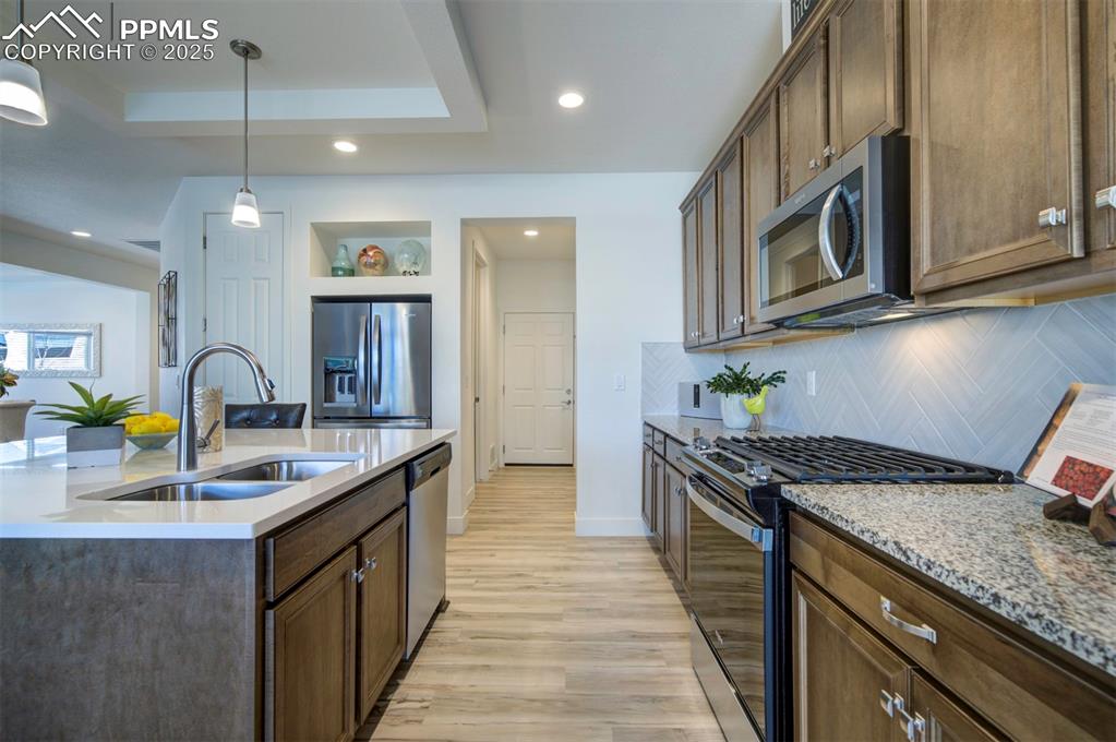 Image 22 of 50: Quartz counters