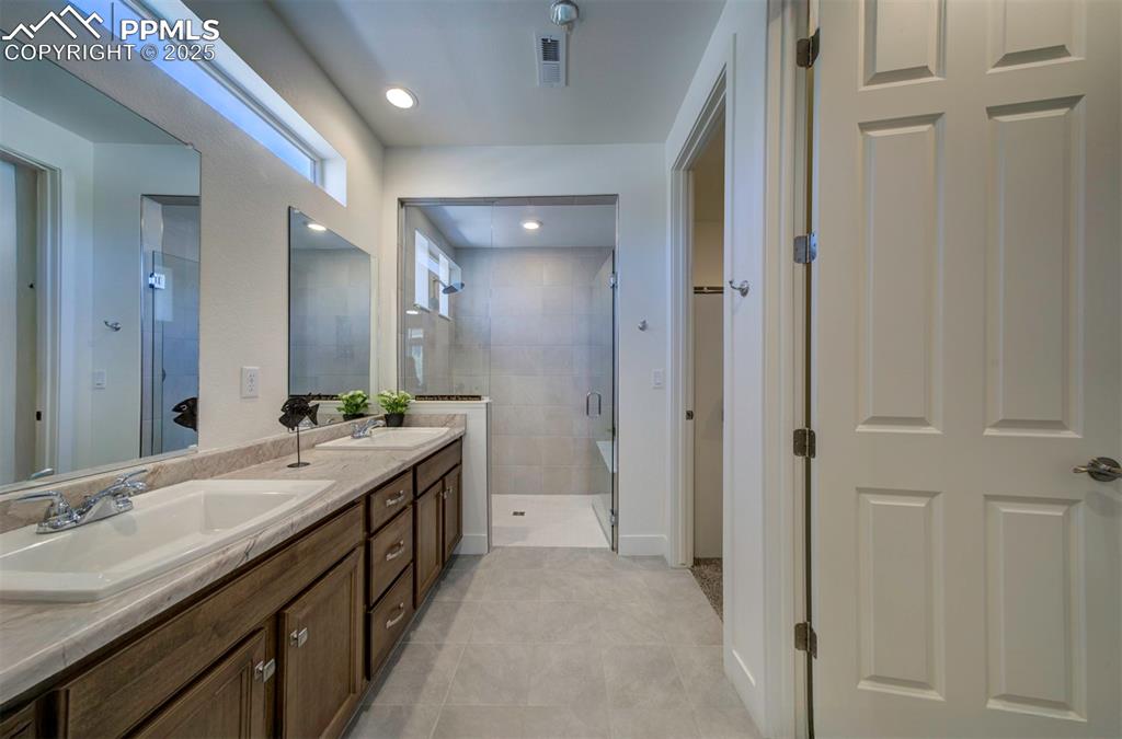 Image 32 of 50: dual sinks with quartz counters