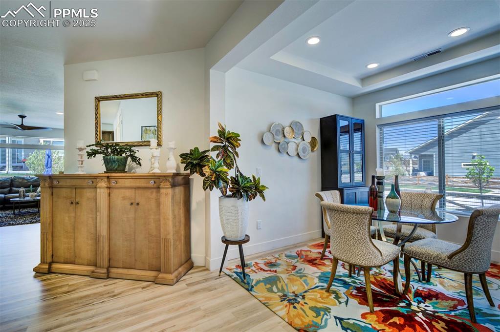 Image 8 of 50: Dining Area