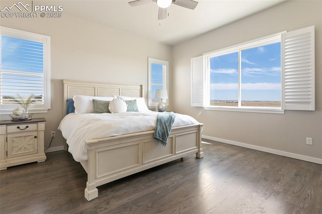 Image 21 of 47: Bedroom