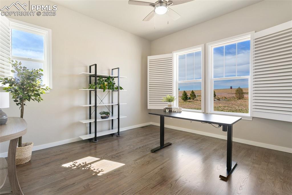 Image 30 of 47: Office