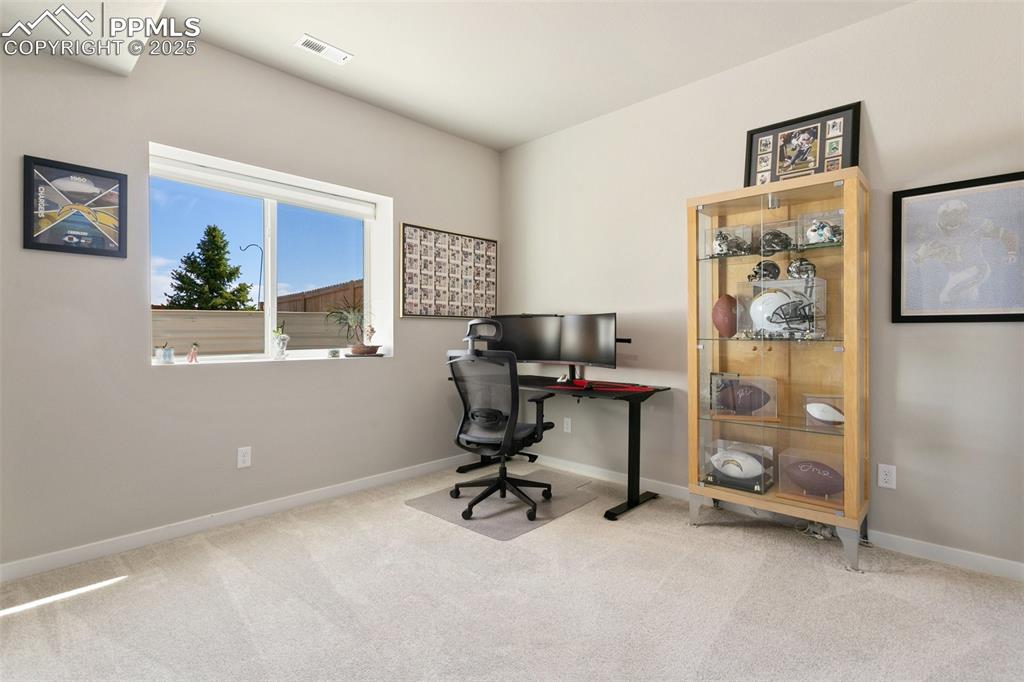 Image 37 of 47: Office