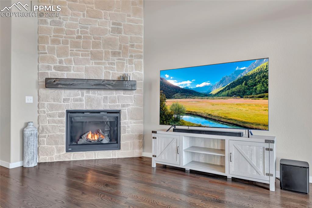 Image 7 of 47: Living Room