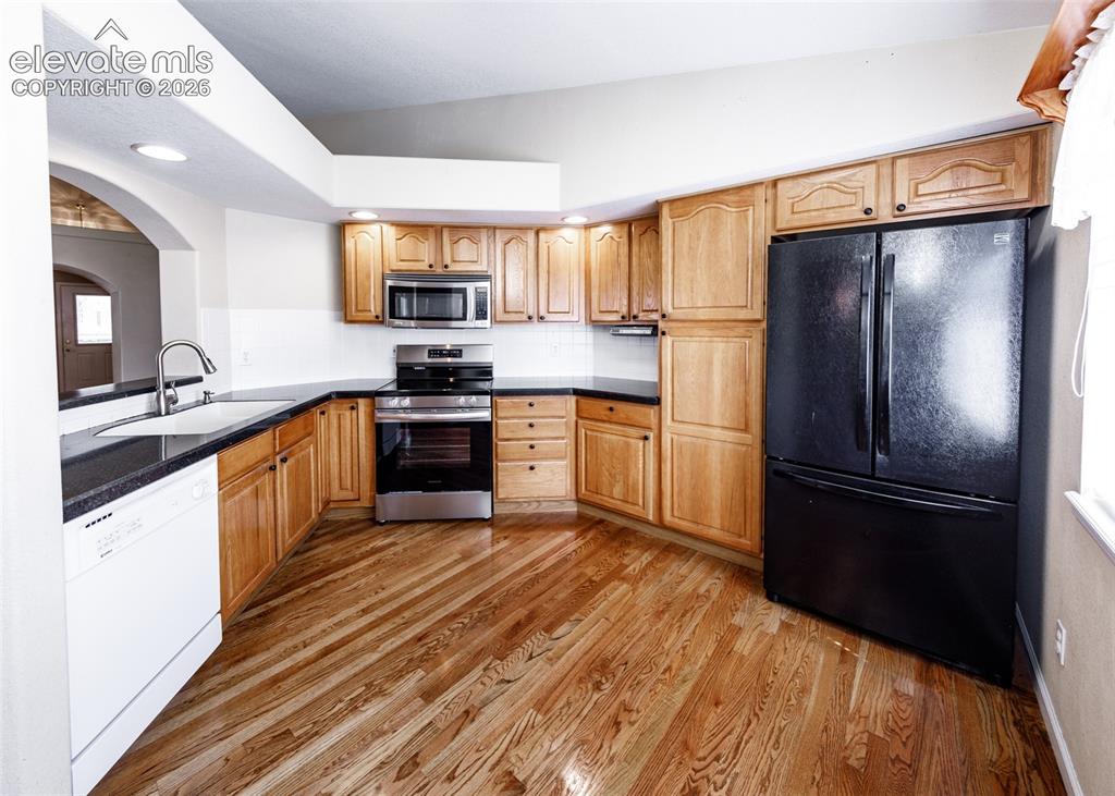 Image 15 of 39: Kitchen