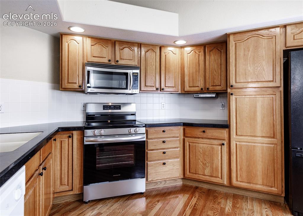 Image 16 of 39: Kitchen