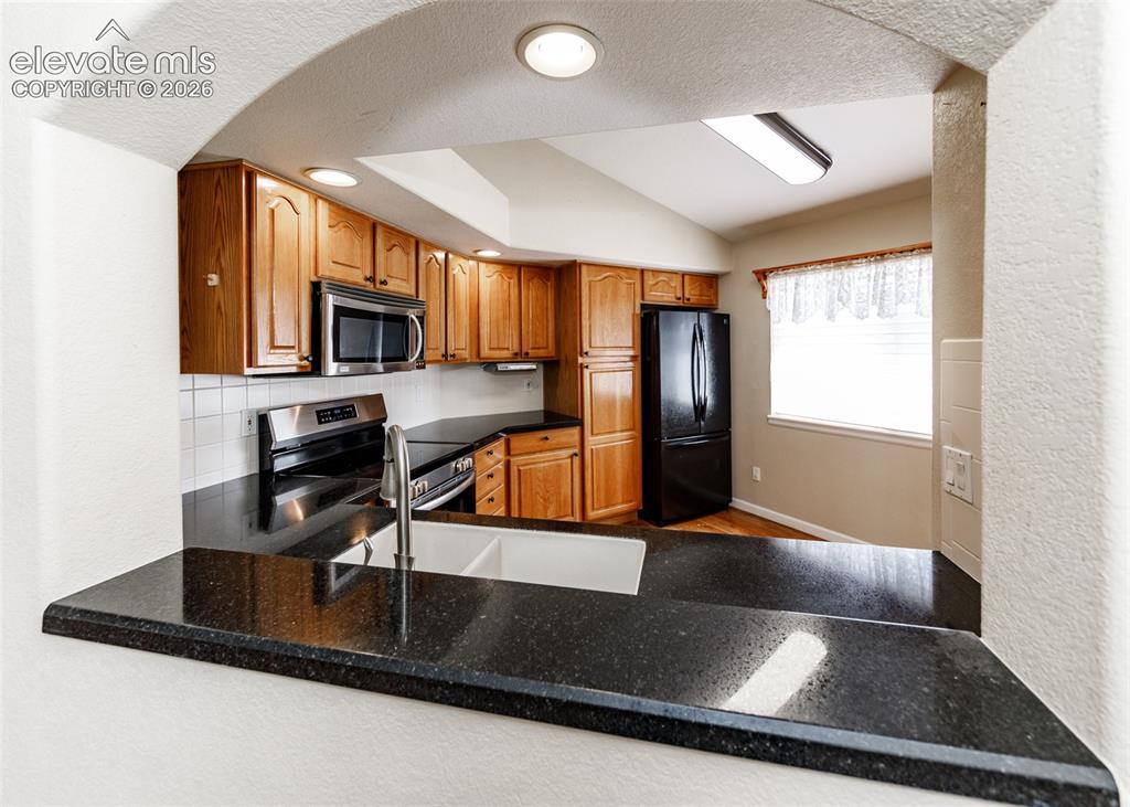 Image 17 of 39: Kitchen
