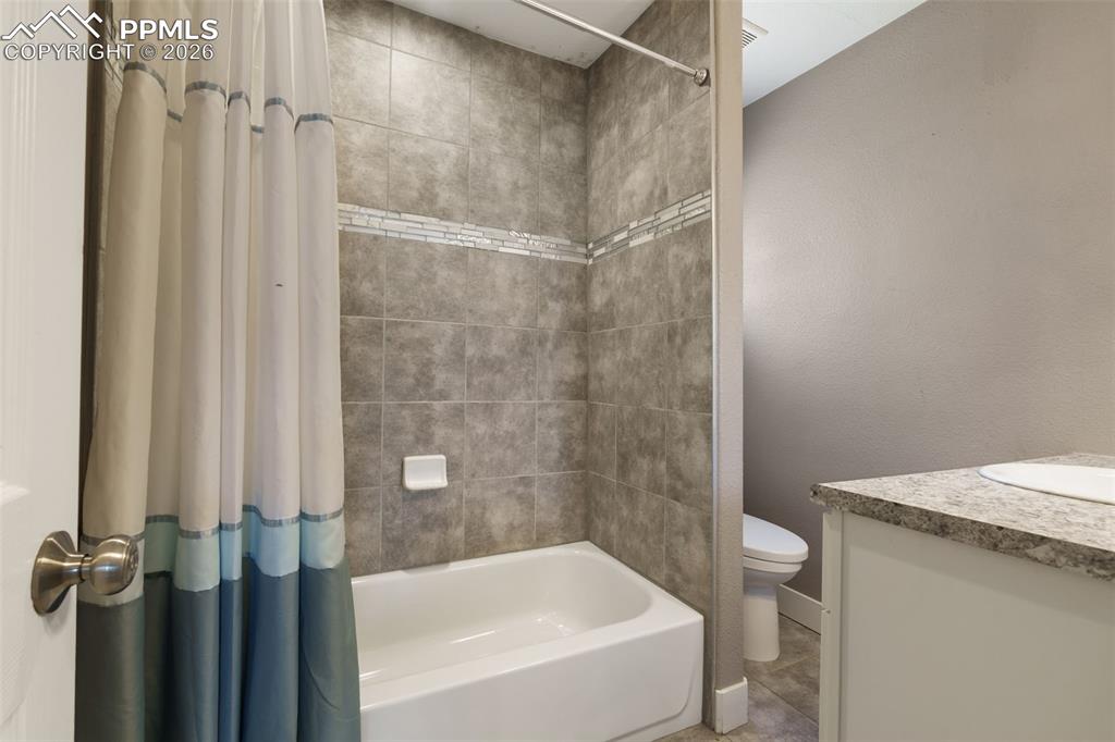 Image 14 of 26: Bathroom