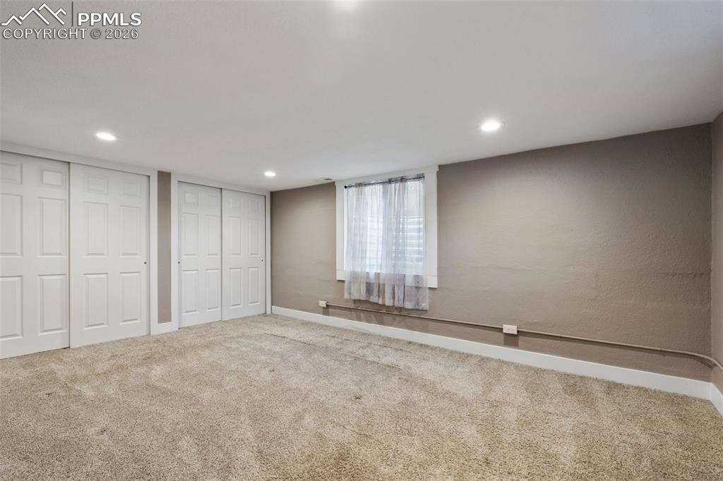 Image 16 of 26: Bedroom