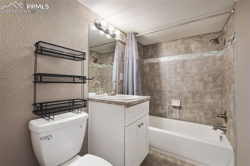 Image 19 of 26: Bathroom