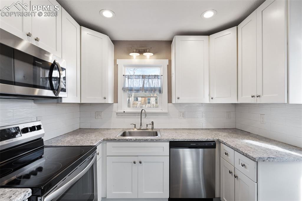 Image 9 of 26: Kitchen