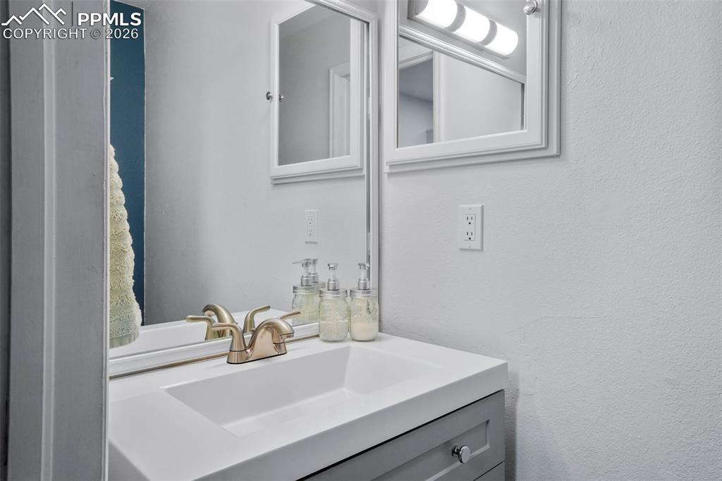 Image 12 of 26: Bathroom