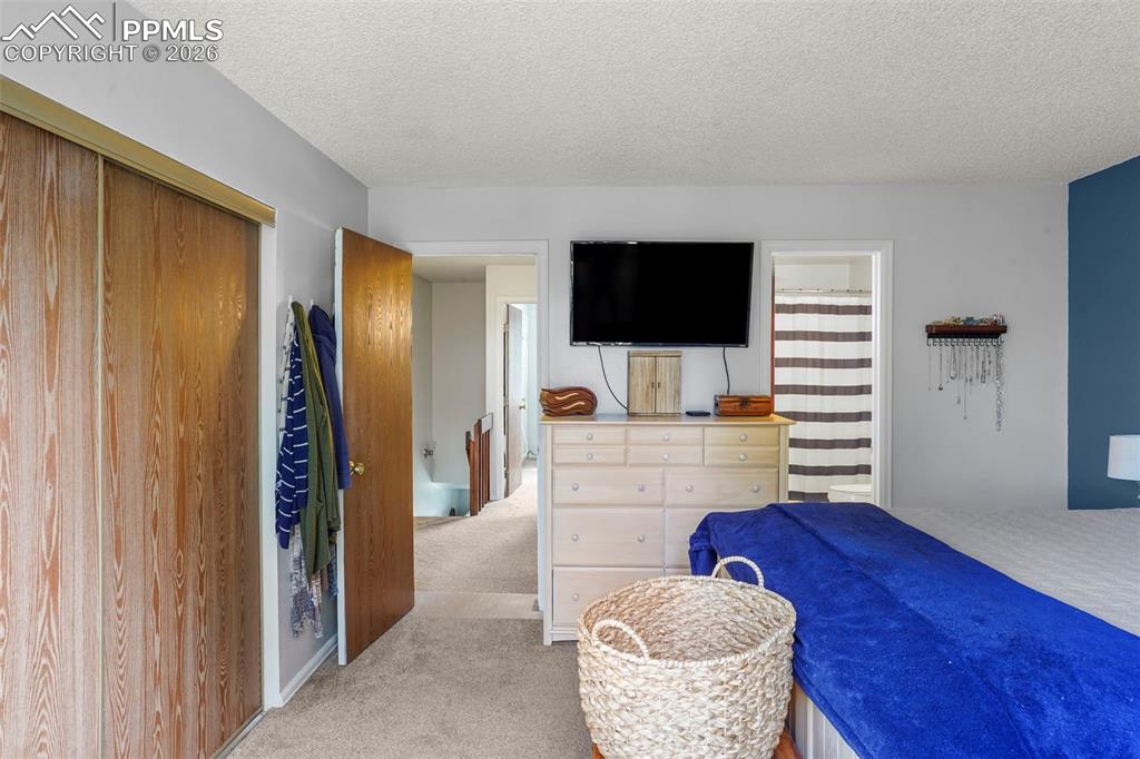 Image 18 of 26: Bedroom