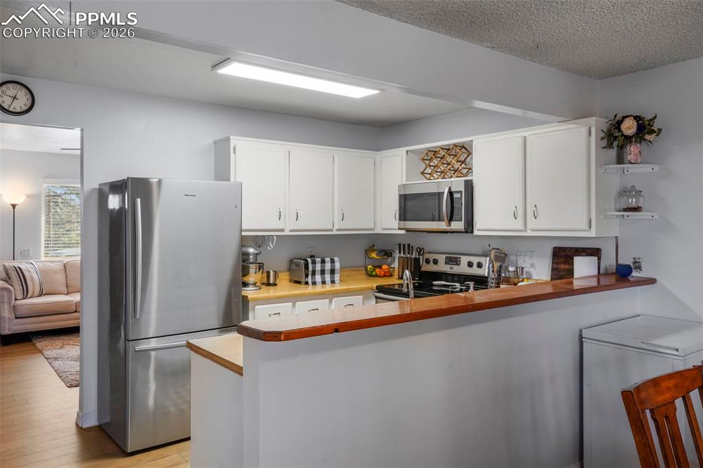 Image 7 of 26: Kitchen