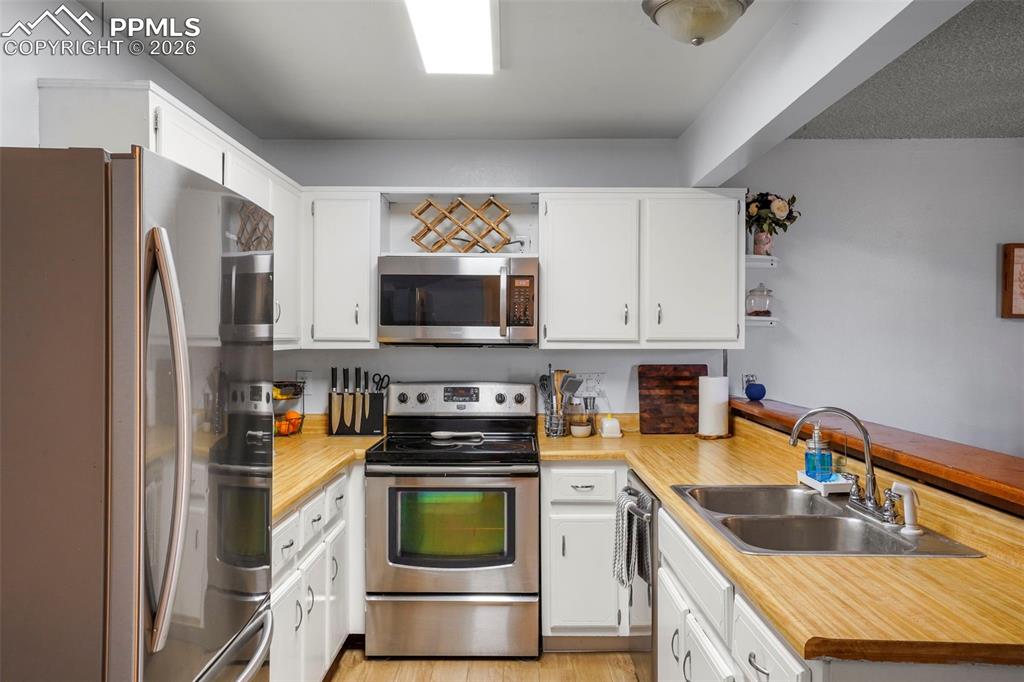 Image 8 of 26: Kitchen