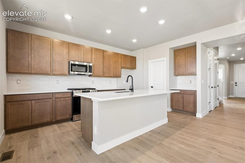 Image 10 of 32: Kitchen