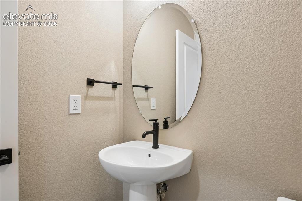 Image 16 of 32: Bathroom